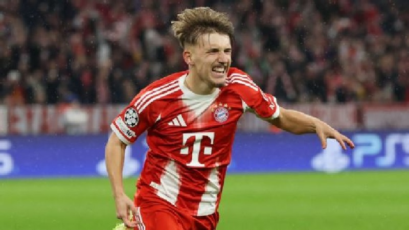 Lennart Karl merayakan golnya yang memecahkan rekor untuk Bayern Munich.