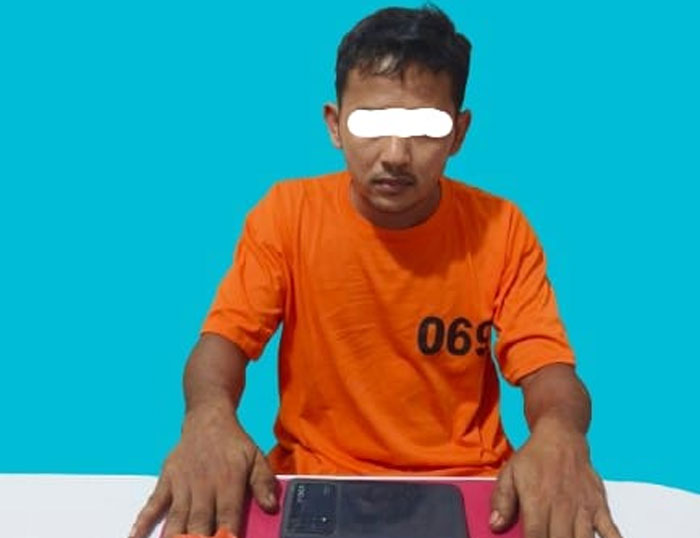 Parman, tersangka pengedar narkoba beserta barang bukti sabu diamankan petugas di SPBU KM 55 Pangkalan Kerinci.