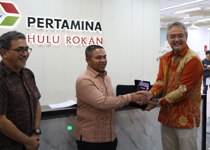 Gubernur Riau Abdul Wahid berjabat tangan dengan Direktur Utama PT PHR Ruby Mulyawan, disaksikan oleh Kepala Perwakilan SKK Migas Sumbagut CW Wicaksonopada di Jakarta, Jumat (17/10/2025).