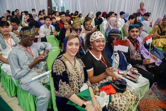 Warga negara asing yang tergabung di Komunitas Bahasa Indonesia bagi Penutur Asing (BIPA) Provinsi Riau menggelar kumpul akbar di Kampus FKIP UIR, Kamis (23/10/2025).