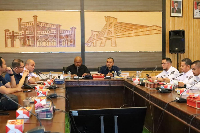 Wabup Siak Syamsurizal bersama Kepala KPNL Dumai Moh Arief Widodo dan para Asisten, kepala OPD adakan lelang ranmor aset Pemkab Siak di Ruang Zamrud, Jalan Raja Kecik Kota Siak, Rabu (22/10/2025).