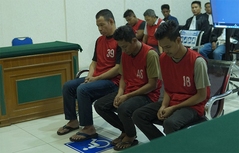 Ketiga terdakwa tertunduk saat mendengarkan vonis Majelis Hakim dalam sidang terbuka di PN Bengkalis, Rabu (22/10/2025) sore.
