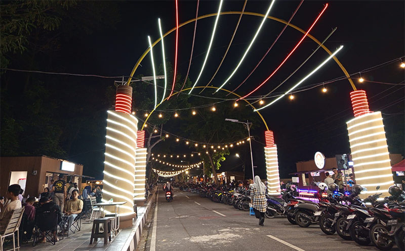 Aktivitas warga Kota Pekanbaru menikmati nuansa malam di Labuai Citywalk di Jalan Jenderal Sudirman, Pekanbaru. 