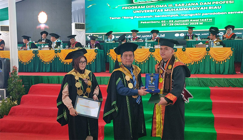 Rektor Umri Dr Saidul Amin menyerahkan cenderamata kepada wisudawan di kampus utama Umri, Jumat (24/10/2025).