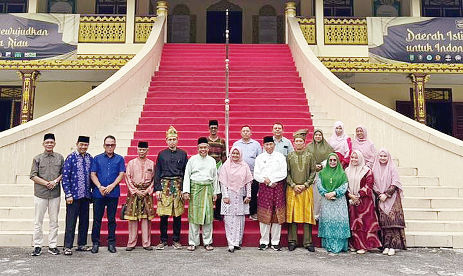 FOTO BERSAMA: Pimpinan Fakultas Hukum Unri dan pengurus LAM Riau foto bersama usai pertemuan kerja sama di Balai Adat LAM Riau, Rabu (22/10/2025).