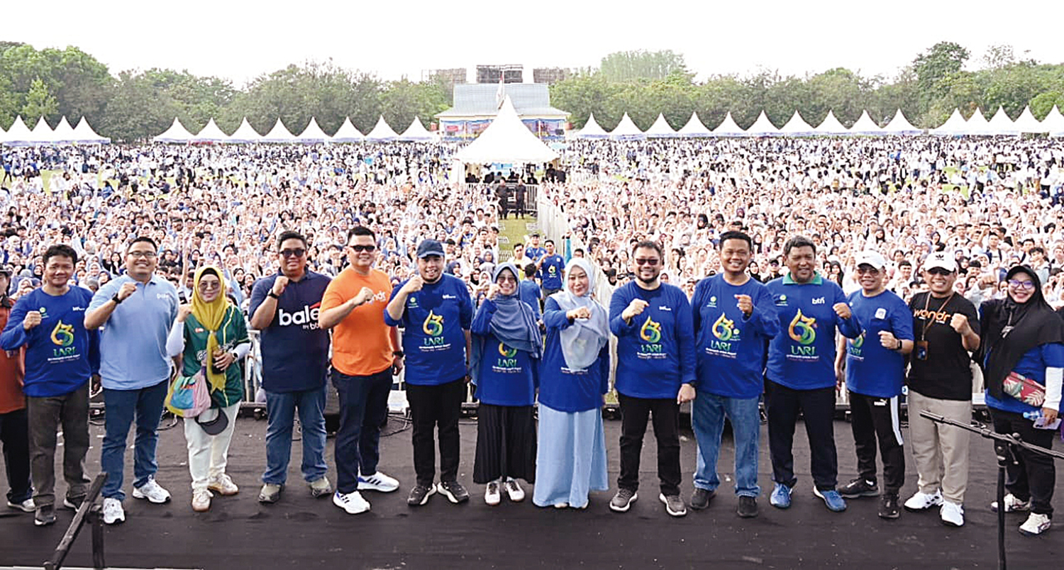 FOTO BERSAMA: Rektor Unri Prof Dr Sri Indarti SE MSi beserta pimpinan Unri lainnya foto bersama usai pembukaan Pesta Kuliner Nusantara sempena milad Unri ke-63, Kamis (23/10/2025).