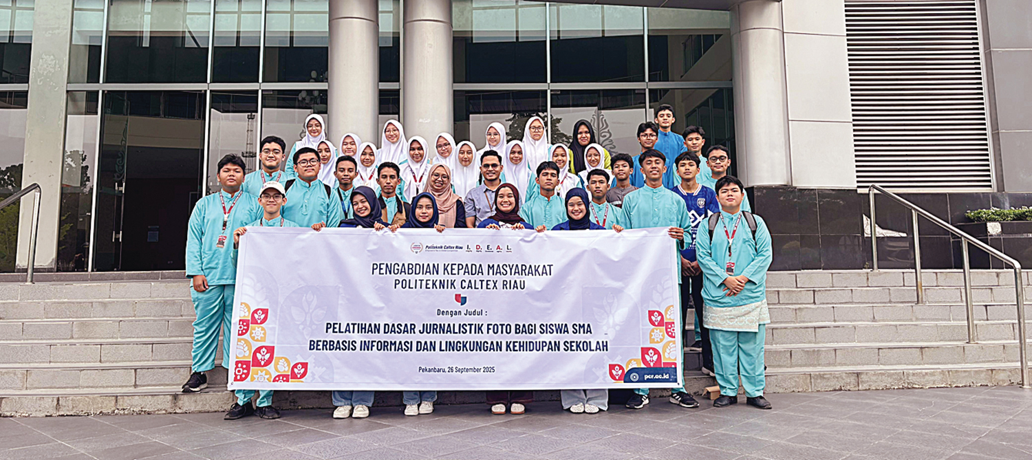 FOTO BERSAMA: Tim PKM PCR dan siswa anggota AKSI Magazine foto bersama di depan gedung GSG PCR setelah selesai melaksanakan kegiatan pelatihan dasar jurnalistik, Jumat (26/9/2025) lalu.