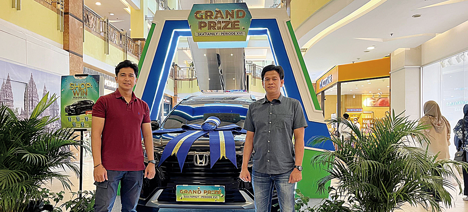 hadiah utama: Operation Manager Mal SKA Muhamad Ridwan (kanan) didampingi Humas Mal SKA Heru (kiri), berfoto dengan hadiah utama program Shop and Win SKA Family Card, Rabu (22/10/2025). Hadiah utama berupa satu unit Honda BRV ini akan diundi pada Sabtu (2