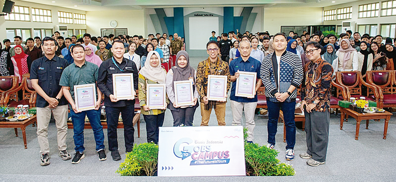BERFOTO BERSAMA: Peserta dan tamu undangan berfoto bersama di acara Bisnis Indonesia Goes to Campus (BGTC) 2025 yang digelar di Politeknik Caltex Riau (PCR), Kamis (23/10/2025).&nbsp;