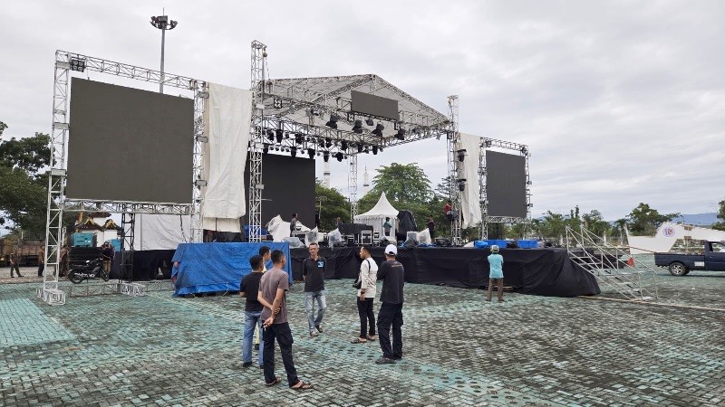 Persiapan panggung utama pesta rRakyat dalam rangkaian kegiatan puncak peringatan HUT ke 26 di halaman Kantor Bupati Rohul, Jumat (24/10/2025).