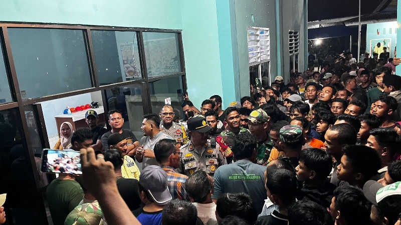 Warga mendatangi Kantor PLN Selatpanjang karena pemadaman bergilir, Jumat (24/10/2025).