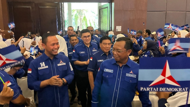Sekjen DPP Partai Demokrat Herman Khaeron disambut Ketua DPD Demokrat Riau Agung Nugroho dan para kader saat buka Rakderda di Kota Pekanbaru, Jumat (24/10/2025),