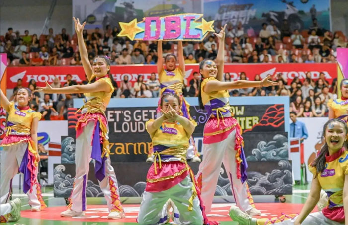 Penampilan tim dance sekolah pada Azarine DBL Dance Competition 2025 Riau.