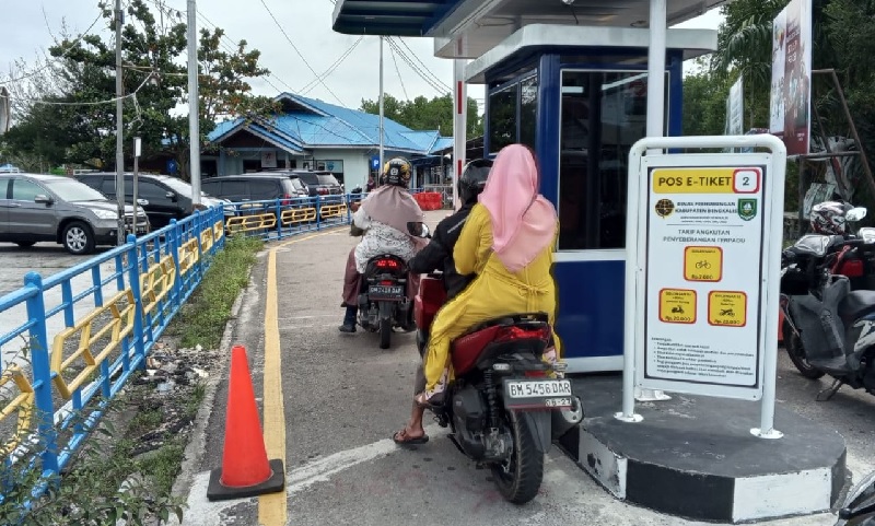 Pengguna jasa Ro-Ro Bengkalis membeli tiket masuk untuk menyeberang ke Pulau Bengkalis.