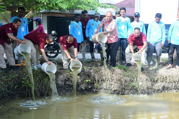 Kalapas Bengkalis Prioyo Tri Laksono menebar bibit ikan patin untuk dibudidayakan di kolam milik Pemdes Senggoro, Jumat (24/10/2025).