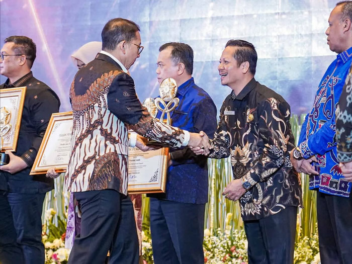 Menteri Kebudayaan RI, Fadlizon menyerahkan Penghargaan pada Pemkab Kuansing yang diwakili Wabup H Muklisin sebagai pemerintah daerah yang berkontribusi memajukan budaya Indonesia 2025.