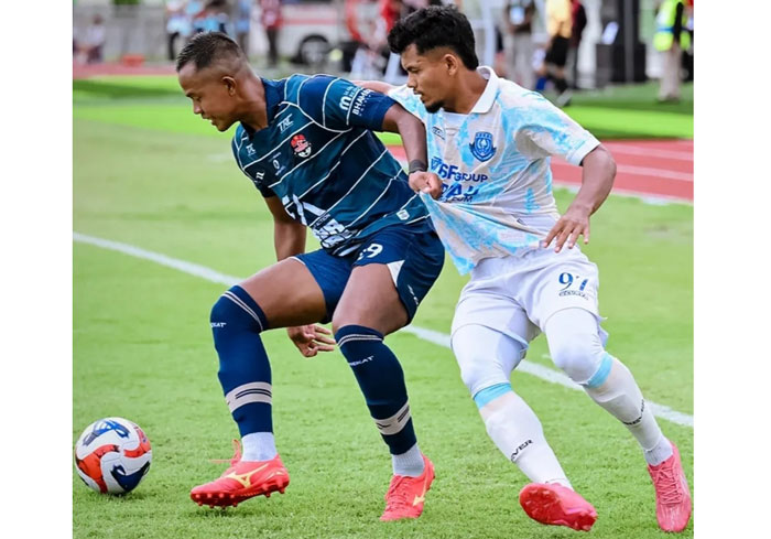 Pertandingan PSPS Pekanbaru vs Persekat Tegal di Stadion Trisanja, Tegal, Jawa Tengah pada Jumat (24/10/2025).