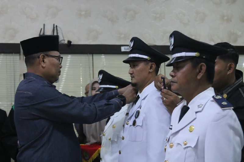 Sekda Inhil, Tantawi Jaihari melantik dan mengambil sumpah jabatan 19 pejabat di Aula Kantor Bappeda Jalan Aksia, Tembilahan, Inhil, Jumat (24/10/2025).