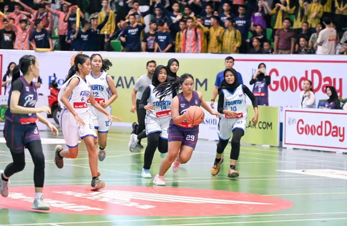 Laga tim basket putri SMAN 4 Pekanbaru vs SMAN 1 Pekanbaru, pada Fantastic Four, Kamis (23/10/2025) di Gelanggang Remaja Pekanbaru.