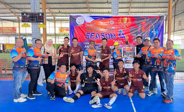 Tim Futsal Ameera Hotel Pekanbaru foto bersama saat penyerahan piala oleh Ketua IHGMA DPD Riau, Dwi Sutrisno (tengah) Jumat (24/10/2025).