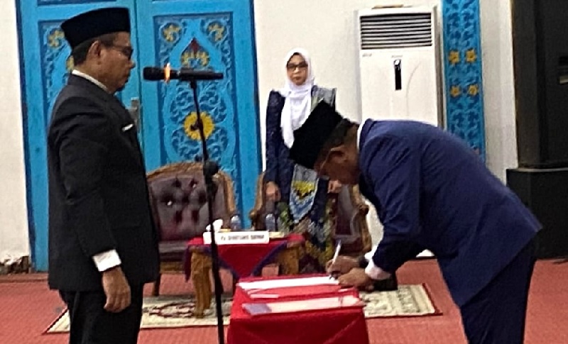 Bupati Pelalawan, H Zukri menandatangani erita acara pelantikan Tengku Zulfan sebagai Sekda Pelalawan Definitif.di Gedung Daerah Laksamana Mangkudiraja Pangkalan Kerinci, Jumat (24/10/2025) malam.