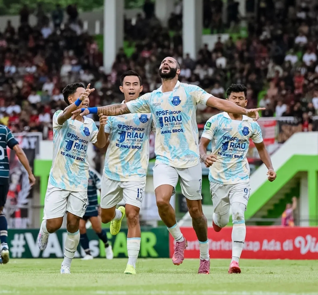 Striker PSPS Cristian Alex bersama rekannya melakukan selebrasi usai mencetak gol lewat titik penalti saat melawan Persekat Tegal di Stadion Trisanja, Tegal, Jawa Tengah, Jumat (24/10/2025).