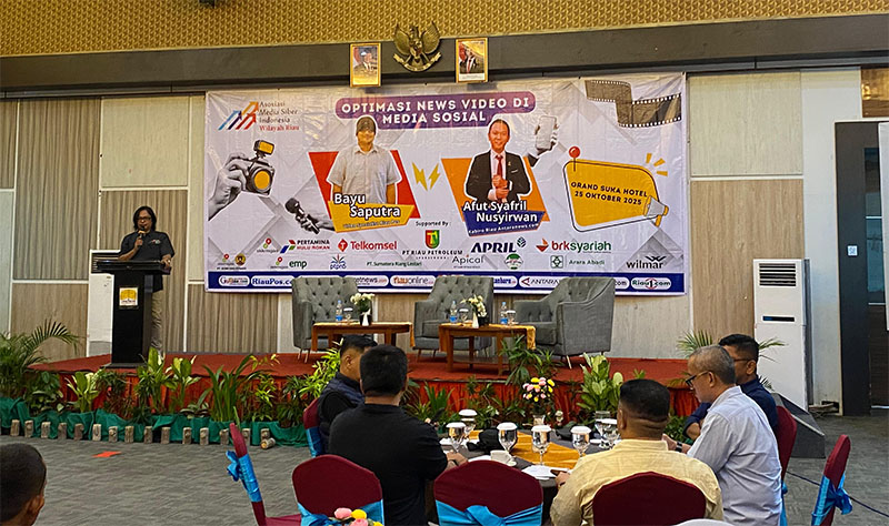 Ketua AMSI Riau Firman Agus saat menyampaikan sambutan pada pembukaan kegiatan workshop di Hotel Grand Suka Pekanbaru, Sabtu (25/10/2025).