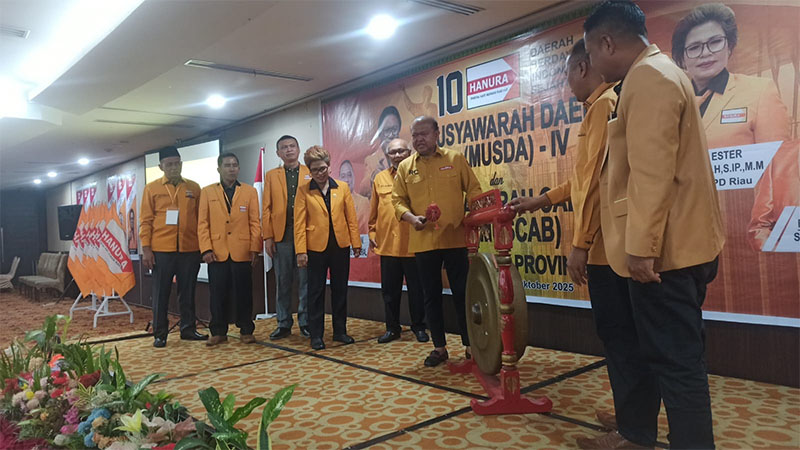 Waketum Bidang Perencanaan Kebijakan Strategis DPP Hanura, H Patrice Rio Capella SH memukul gong Musda dan Muscab IV di Hotel Grand Central Pekanbaru, Sabtu (25/10/2025).