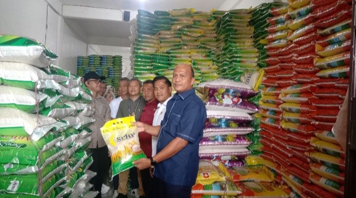 Polres bersama Satgas Pangan Kabupaten Kampar menemukan harga beras premium dijual melebihi HET di sejumlah mini market dan toko eceran di Bangkinang Kota, Sabtu  (25/10/2025).