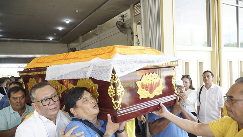 Jenazah Deddy Handoko saat akan diberangkatkan dalam prosesi pemakaman atau kremasi usai disemayamkan dari Rumah Duka Yayasan Sosial Panca Bhakti Abadi menuju Krematorium Umban Sari, Pekanbaru, Sabtu