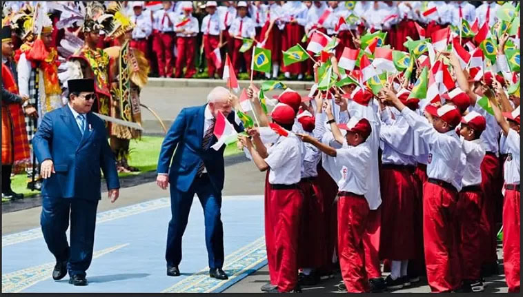 Presiden Prabowo mendampingi Presiden Republik Federasi Brasil Luiz In&aacute;cio Lula da Silva menyapa murid SD di Halaman Istana Merdeka.