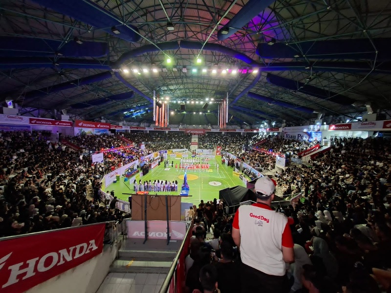 Ribuan penonton memadati Gelanggang Remaja Pekanbaru pada partai final antara tim basket putra SMA Darma Yudha vs SMAN 8 Pekanbaru, Sabtu (25/10/2025) malam.