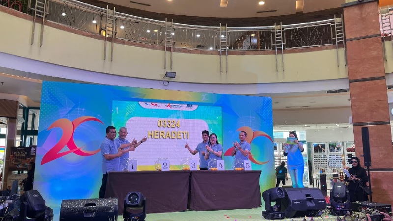 Proses pencabutan undian Shop and Win SKA Family Periode XVI yang berlangsung di Mal SKA, Sabtu (25/10/2025).
