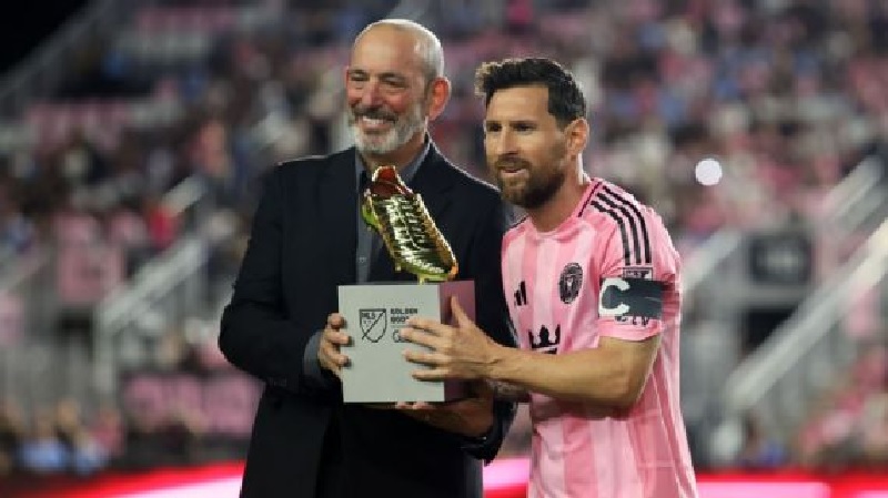 Setelah menandatangani perpanjangan kontrak tiga tahun dengan Miami dan dianugerahi Sepatu Emas MLS, Lionel Messi merayakannya dengan dua gol di pertandingan pembuka Putaran 1 playoff MLS.