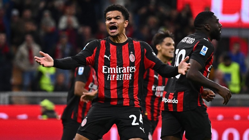 Zachary Athekame melakukan selebrasi setelah mencetak gol penyeimbang di menit-menit akhir untuk menyelamatkan AC Milan di kandang sendiri melawan tim promosi Pisa.