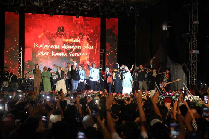 Bupati Rohul Anton bersama Wabup H Syafaruddin Poti dan istri serta Forkopimda bernyanyi bersama dengan vokalis band Kotak Tantri saat konser dalam acara pesta rakyat.