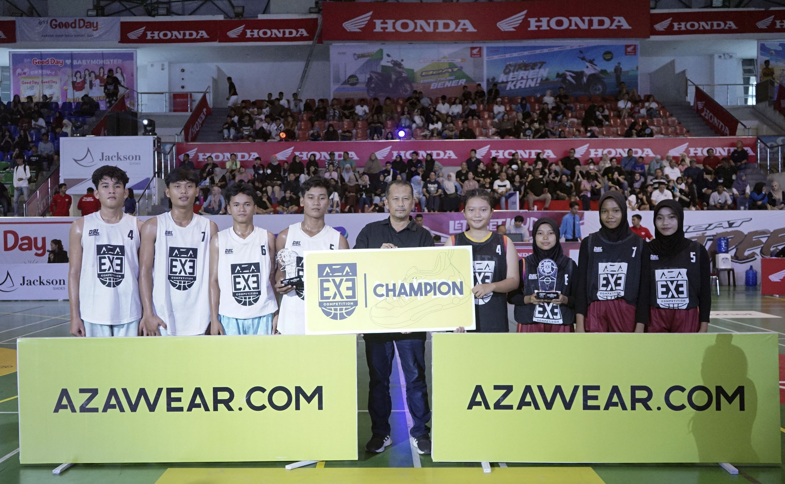 Champion 3X3 : Tim Putra SMAN 1 Lubuk Dalam dan Tim Putri SMAN 2 Tambang menjadi Champion usai mengalahkan lawan-lawannya di Final AZA 3X3 Competition di Gelanggang Remaja Pekanbaru, Sabtu (25/10/2025).