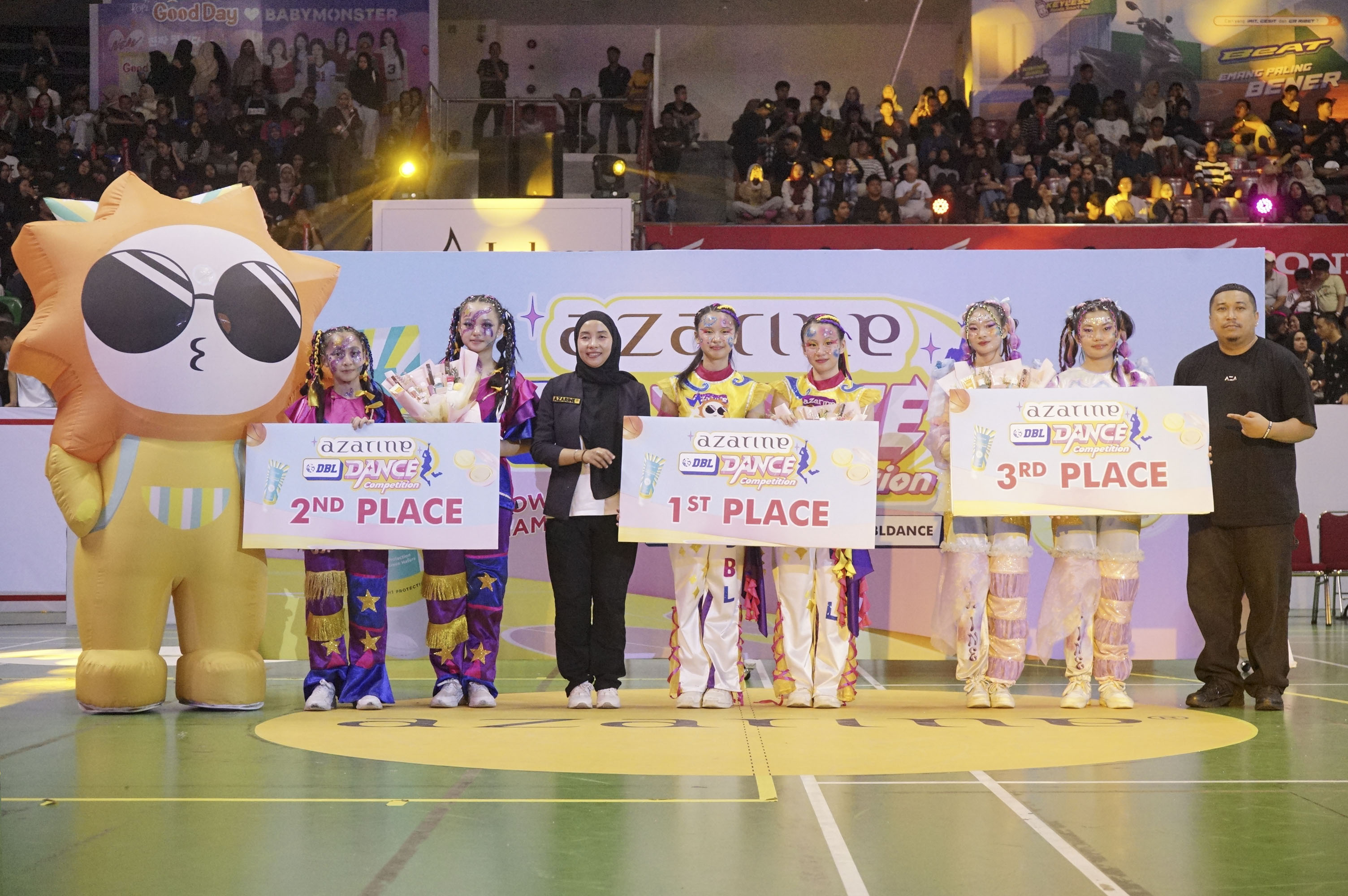 Perwakilan pemenang Azarine DBL Dance Competition foto bersama usai pengumuman pemenang di event Honda DBL With Kopi Good Day 2025 Riau di Gelanggang Remaja Pekanbaru, Sabtu (25/10/2025).  SMA Darma Yudha berhasil meraih peringkat pertama disusul SMA Wita