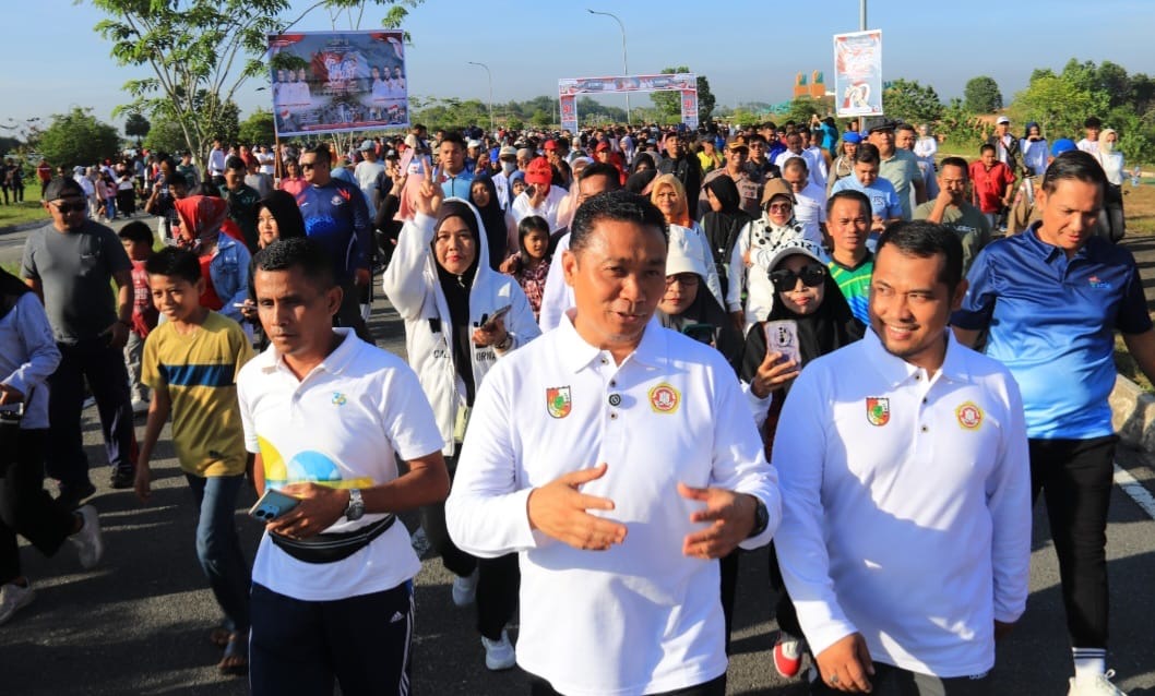 Wawako Pekanbaru, Markarius Anwar, hadir dan melepas peserta sekaligus ikut berjalan santai mengelilingi kawasan perkantoran Tenayan Raya memperingati Hari Sumpah Pemuda, acara Ahad (26/10/2025).