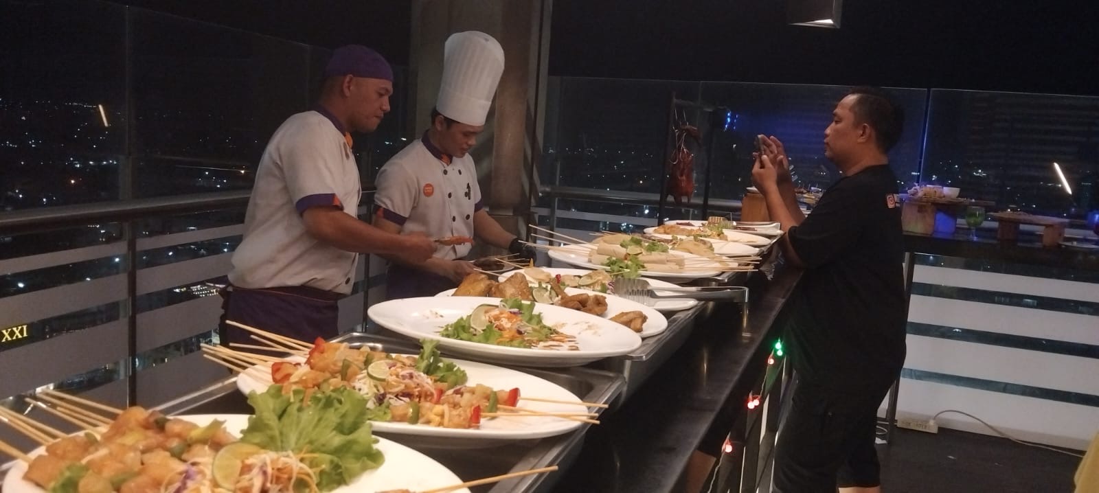 Suasana malam akhir pekan di Kota Pekanbaru semakin semarak dengan digelarnya acara barbecue bertema &ldquo;Skylight Flamb&eacute;&rdquo; di Fox Hotel Pekanbaru.