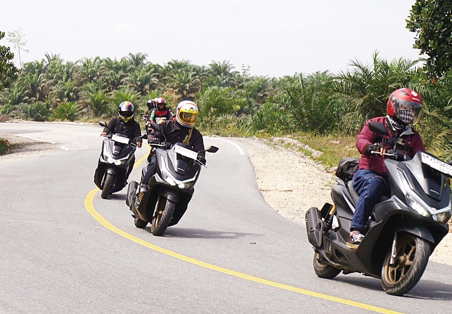 PT Capella Dinamik Nusantara membagikan tips dan etika konvoi aman di jalan raya, Jumat (24/10/2025).