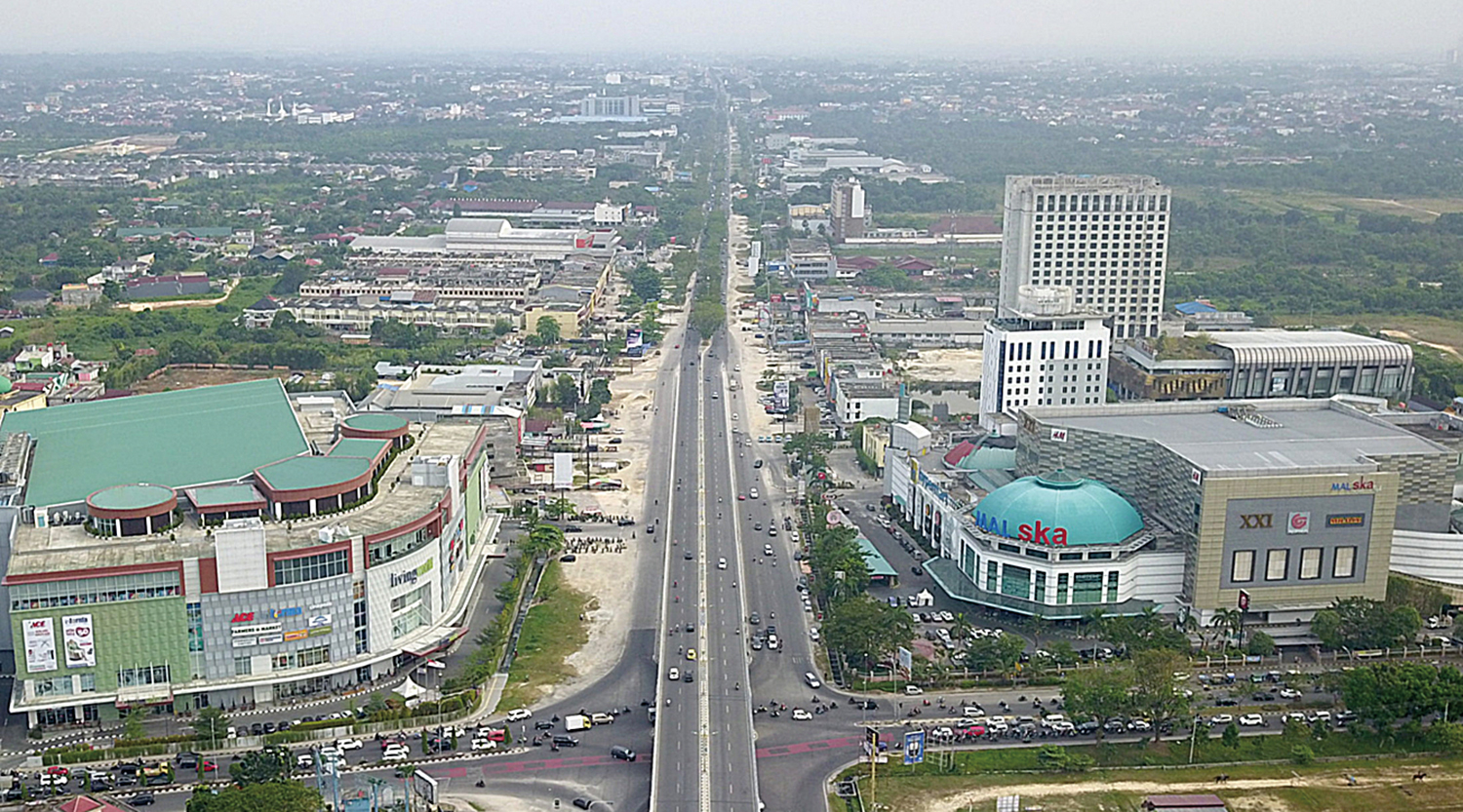 Suasana Mal SKA difoto dari udara. Di ha&shy;la&shy;man depan akan digelar konser J-Rocks dalam memeriahkan anniversary Mal SKA ke 20 tahun pada Sabtu (25/10/2025). Foto insert, grup band J-Rocks.