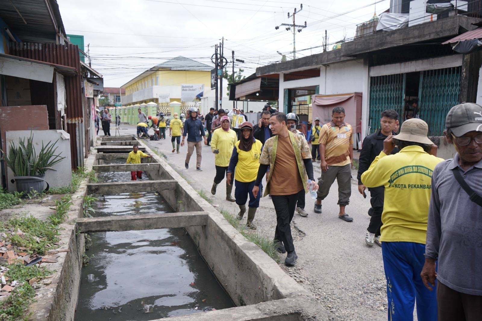 Wako Pekanbaru Agung Nugroho tinjau parit di permukiman warga, ia turun ke lapangan menggunakan sepeda motor agar bisa bergerak lebih cepat dan menjangkau hingga ke pelosok kelurahan di Kota Bertuah.