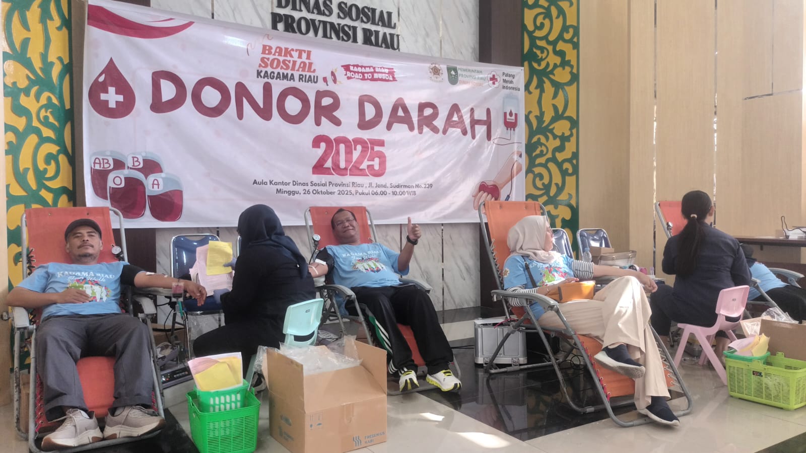 Kegiatan donor darah Kagama Riau di Dinas Sosial, bersamaan dengan kegiatan Car Free Day di Jalan Jenderal Sudirman, Kota Pekanbaru pada Ahad (26/10/2025).