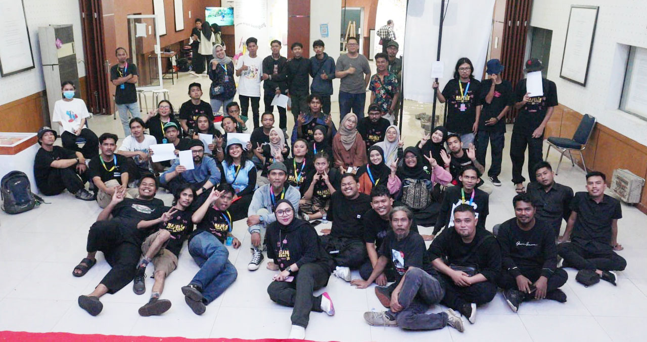 Para peserta, pengisi acara, dan panitia foto bersama dalam Festival Seni Media dan Ekologi Perkotaan &ldquo;Serasa 39 Derajat&rdquo; di Pekanbaru, belum lama ini