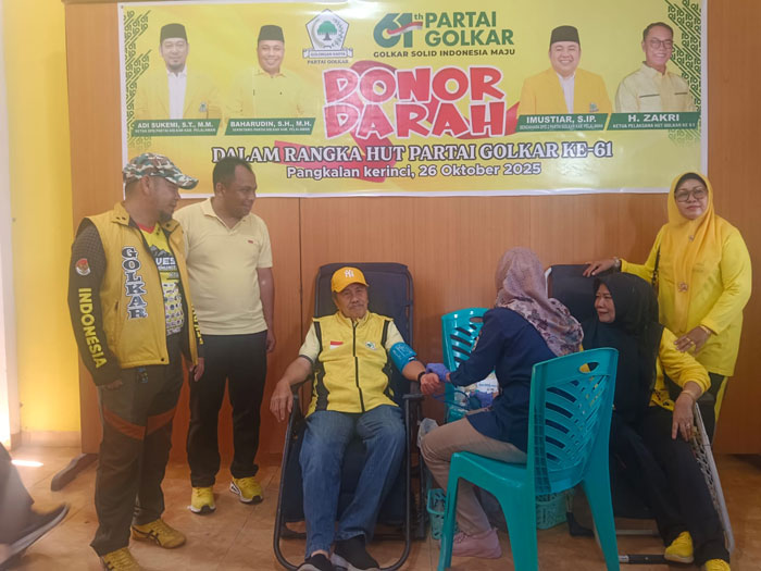 Ketua DPD I Partai Golkar Provinsi Riau Syamsuar mengikuti donor darah.