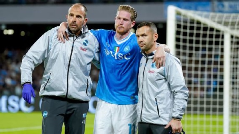 Kevin De Bruyne mengalami cedera setelah mencetak gol penalti dalam kemenangan Napoli atas Inter Milan.