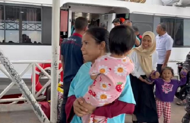 PMI yang dideportasi dari Malaysia tiba di pelabuhan Dumai, Sabtu (25/10/2025).