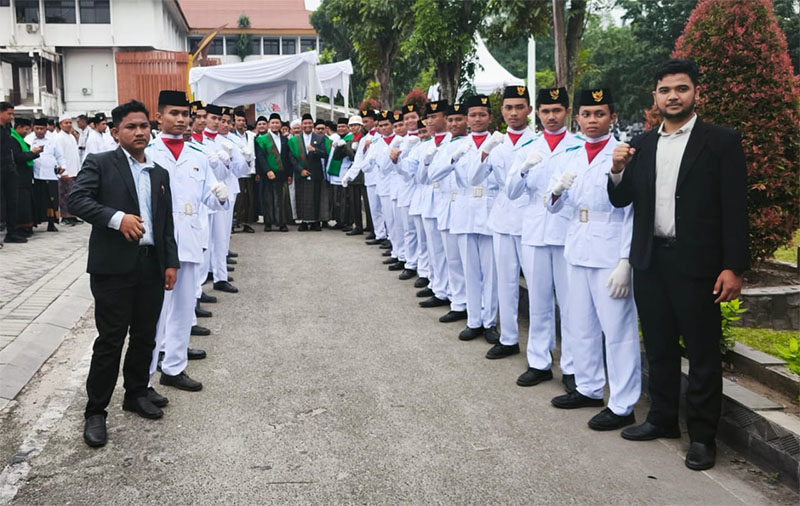 Wako Pekanbaru Agung Nugroho didampingi Wawako Markarius Anwar foto bersama pasukan pengibar bendera dalam upacara peringatan Hari Santri Nasional di Pekanbaru, Senin (27/10/2025).