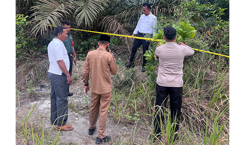 Jajaran Polsek Tambang bersama warga meninjau tempat penemuan mayat bayi laki-laki di Jalan Perwira, Dusun I Desa Sungai Pinang, Kecamatan Tambang, Kabupaten Kampar